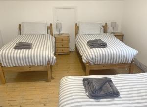 una camera con due letti e due comodini di Burren Seaside Lodge a Ballyvaughan