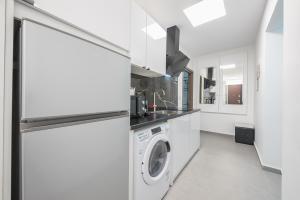 Η κουζίνα ή μικρή κουζίνα στο Iguana Gold Luxury Suites 2 ( 1 min from Ermou street) +18 φωτογραφίες