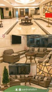 Sala de estar con sofás, mesa y TV en بيوتات الحور en Taif