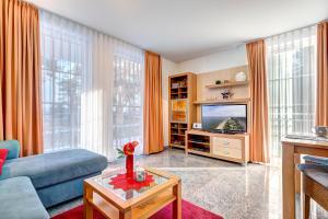 ein Wohnzimmer mit einem Sofa und einem TV in der Unterkunft Ostseeresidenz Gorki- Park - 04 mit Wellness und Schwimmbad in Bansin