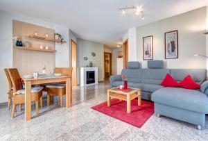 ein Wohnzimmer mit einem Sofa und einem Tisch in der Unterkunft Ostseeresidenz Gorki- Park - 04 mit Wellness und Schwimmbad in Bansin