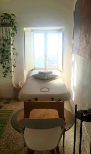 Cama en habitación con ventana en Ca' di Rae Bed&Breakfast olistico, en Almenno San Bartolomeo