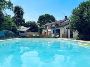 Bazén v ubytovaní Magnifique maison avec piscine au calme du Gers alebo v jeho blízkosti