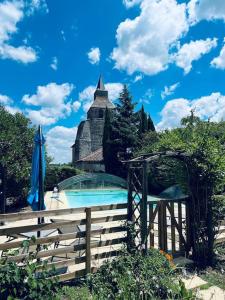 Bazén v ubytovaní Magnifique maison avec piscine au calme du Gers alebo v jeho blízkosti