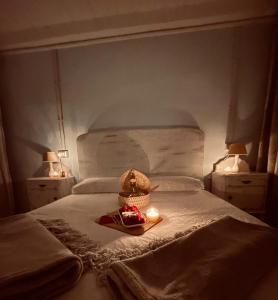 Una cama con sombrero y una vela. en Ca' di Rae Bed&Breakfast olistico, en Almenno San Bartolomeo