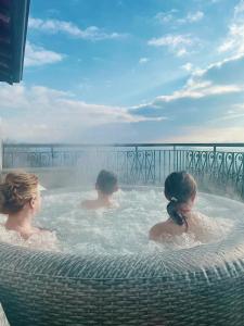 Tres mujeres están en una bañera de hidromasaje en Ca' di Rae Bed&Breakfast olistico, en Almenno San Bartolomeo
