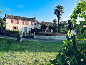 Vonkajšia záhrada v ubytovaní Magnifique maison avec piscine au calme du Gers