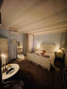 1 dormitorio con 2 camas, 2 mesas y 2 lámparas en Ca' di Rae Bed&Breakfast olistico, en Almenno San Bartolomeo