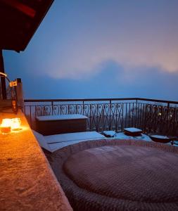- une chambre avec un lit et un balcon dans l'établissement Ca' di Rae Bed&Breakfast olistico, à Almenno San Bartolomeo