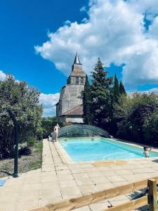 Bazén v ubytovaní Magnifique maison avec piscine au calme du Gers alebo v jeho blízkosti