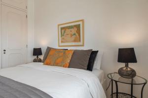 una camera con un letto con due tavoli e due lampade di 131 A - Castle View Balcony a Lisbona