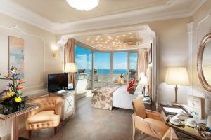 a bedroom with a bed and a view of the ocean at Hotel Gambrinus in Cervia