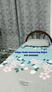 Una cama con un colchón con flores. en Cikgu Huda Homestay Bajet, en Seri Manjung