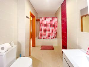 ein Badezimmer mit Toilette und Dusche in der Unterkunft Appartement - Plage de Furadouro - Rico's Homes in Ovar + 19 Fotos