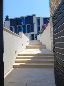 un escalier menant à un bâtiment dans l'établissement Apartments Olea, à Cavtat