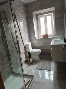 a bathroom with a toilet and a sink at Casa Avó Maria in Lourinhã