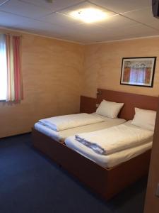 a room with two beds in a room at Hotel Nord in Rheinbach