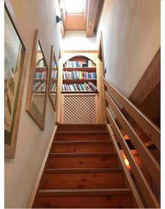 una scala che conduce a una camera con libreria di Mansarda su due livelli nel cuore delle Dolomiti a San Vito di Cadore