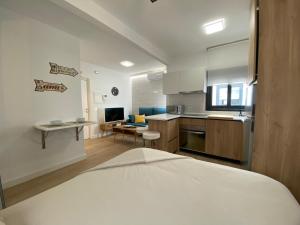 cocina y sala de estar con 1 cama en una habitación en Lovely Private Suite Center, en Málaga