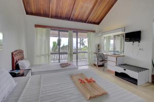 Honiara Hotel في هونيارا: غرفة نوم بسرير كبير وبلكونة