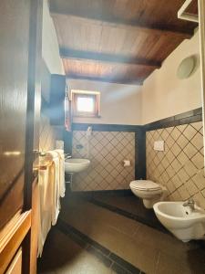 Podere La Branda في فيترالّا: حمام مع مرحاضين ومغسلة