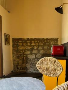 ヴェトラッラにあるPodere La Brandaのテーブルと椅子が備わる壁の客室です。