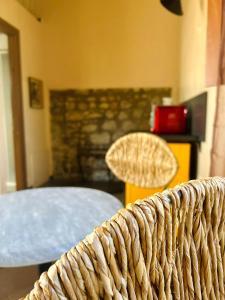 wiklinowy kosz ze stołem w pokoju w obiekcie Podere La Branda w mieście Vetralla