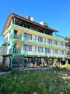 西姆拉的住宿－Shimla Hills Apartments 2BHK，一座带阳台的大建筑