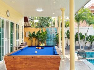 a pool table in the middle of a room with a swimming pool at Mantra Pattaya Pool Villa-Pool with Jacuzzi in Pattaya-Pet-Friendly in Jomtien Beach