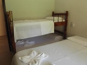 Tempat tidur susun dalam kamar di Vênus Apartamentos