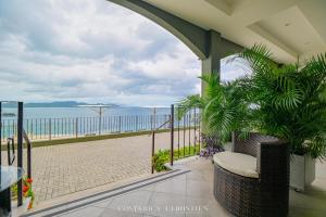 普拉亚弗拉明戈360 Splendor 306-Ocean View Condo-Breakfast的海景阳台