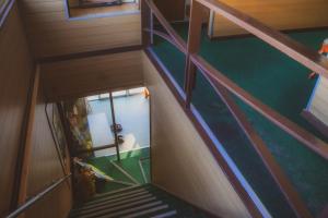 - une vue sur un escalier dans une maison dans l'établissement ゲストハウス＆カフェバー　エストアール, à Shibetsu