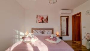 - une chambre avec un lit et 2 oreillers dans l'établissement Santo, à Novigrad