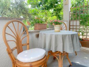 - une table avec deux chaises et un vase dans l'établissement Santo, à Novigrad