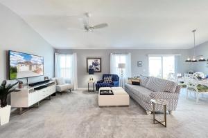 Μια τηλεόραση ή/και κέντρο ψυχαγωγίας στο Beautiful Upgraded Patio Villa in The Villages of Marsh Bend