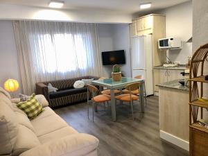 - un salon avec un canapé et une table dans l'établissement Apartament la Punta de la Móra, à La Mora