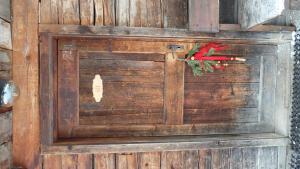 eine Holzwand mit einer Schachtel mit einer Blume darauf in der Unterkunft Chalet Wildgall in Anterselva di Mezzo