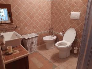 ein Bad mit einem WC und einem Waschbecken in der Unterkunft Nel cuore della maiella in Palombaro