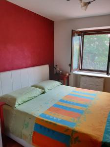 ein Schlafzimmer mit einem Bett mit einer bunten Decke darauf in der Unterkunft Nel cuore della maiella in Palombaro