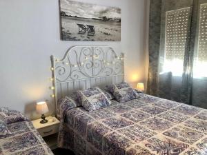 - une chambre avec un grand lit et une fenêtre dans l'établissement Apartament la Punta de la Móra, à La Mora