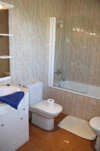 een badkamer met toilet, wastafel en bad bij Villa Galicia in Lloret de Mar
