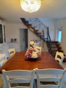 una mesa de comedor con un arreglo floral. en Villetta Liana Apuana Mare en Lido di Camaiore