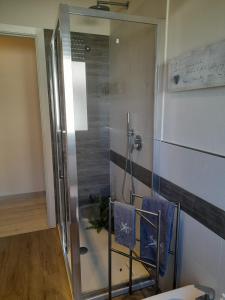 una ducha con puerta de cristal en una habitación en Villetta Liana Apuana Mare en Lido di Camaiore