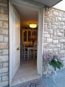 a door leading into a dining room with a table at Villetta Liana Apuana Mare in Lido di Camaiore