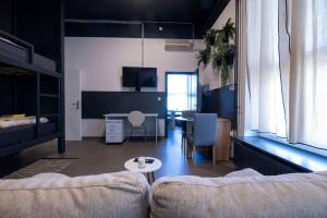 Hostel Limaks Celje في سيلجي: غرفة معيشة مع أريكة وطاولة