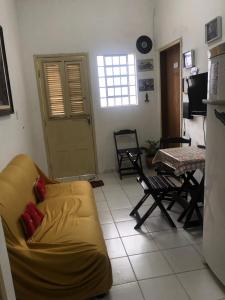 - un salon avec un canapé et une table dans l'établissement Betesda, à São Luís