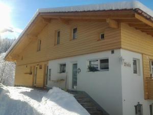 ein Haus mit Schnee davor in der Unterkunft Viola 2 Bett Wohnung in Wengen
