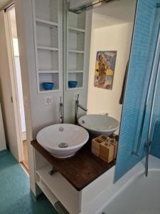 ein Bad mit einem Waschbecken und einem Spiegel in der Unterkunft Viola 2 Bett Wohnung in Wengen