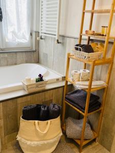 baño con bañera y estante con toallas en Family Apartment, en Beverino