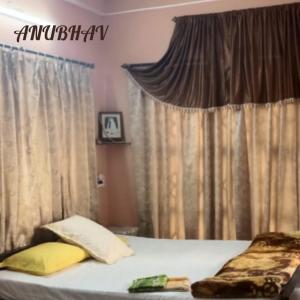 En eller flere senge i et værelse på ANUBHAV Homestay near Airport